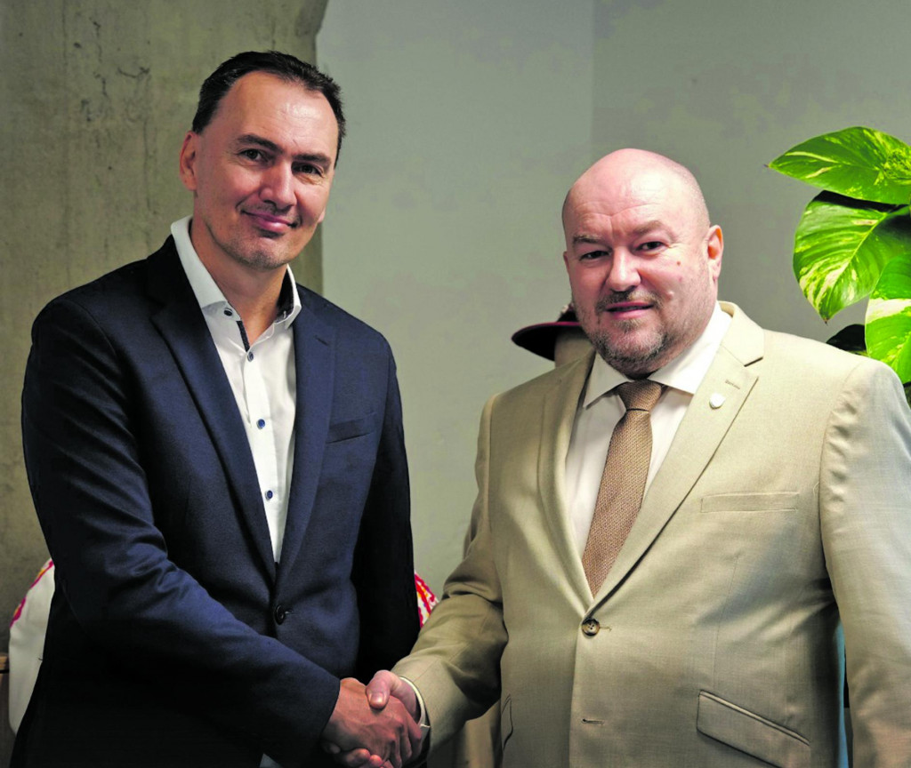 Presne pred dvoma mesiacmi sa šéf hokejového zväzu Miroslav Šatan stal členom odborného poradného zboru ministra Rudolfa Huliaka. FOTO: Ministerstvo cestovného ruchu a športu SR