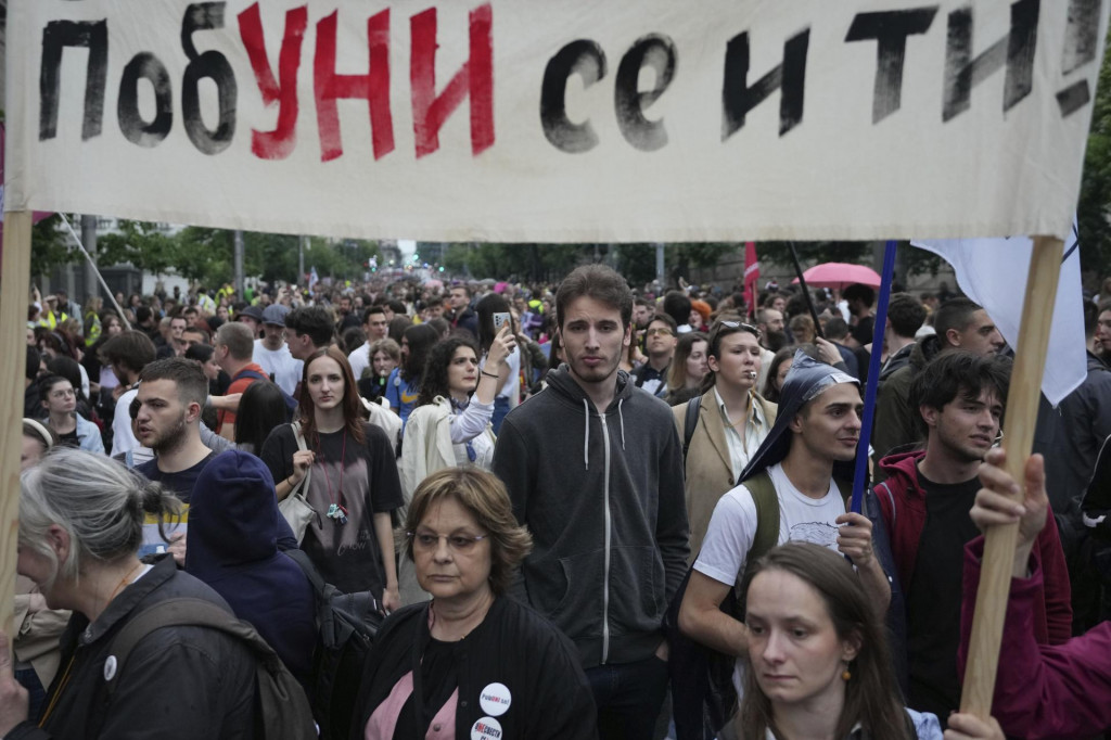 Ľudia protestujú proti zásahom do autonómie univerzít v Belehrade. FOTO: TASR/AP