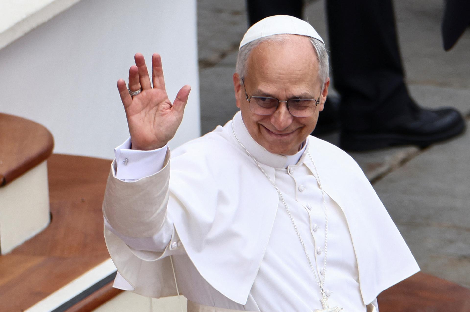 Oživil bývalú tradíciu. Pápež dal zamestnancom Vatikánu vyplatiť „konklávny bonus“ vo výške 500 eur