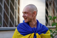 Ukrainian prisoner of war (POW) Oleksandr reacts as he returns after a swap, amid Russia‘s attack on Ukraine, in an undisclosed location in Ukraine, May 23, 2025. REUTERS/Valentyn Ogirenko FOTO: Valentyn Ogirenko