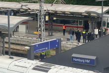 Na snímke policajti zasahujú po útoku nožom, ktorý sa odohral na železničnej stanici v meste Hamburg na severe Nemecka. FOTO: TASR/DPA