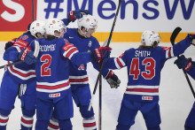 Americkí hráči oslavujú po góle v zápase semifinále Švédsko - USA na MS 2025 v hokeji vo švédskom Štokholme. FOTO: TASR/AP