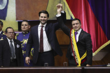 Ekvádorský prezident Daniel Noboa (vpravo) stojí s predsedom Národného zhromaždenia Nielsom Olsenom (uprostred) po tom, ako zložil prísahu pre svoje druhé funkčné obdobie. FOTO: TASR/AP