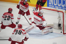 Dánsky brankár Frederik Dichow (vpravo) inkasuje gól v zápase semifinále Švajčiarsko - Dánsko na MS 2025 v hokeji vo švédskom Štokholme. FOTO: TASR/AP