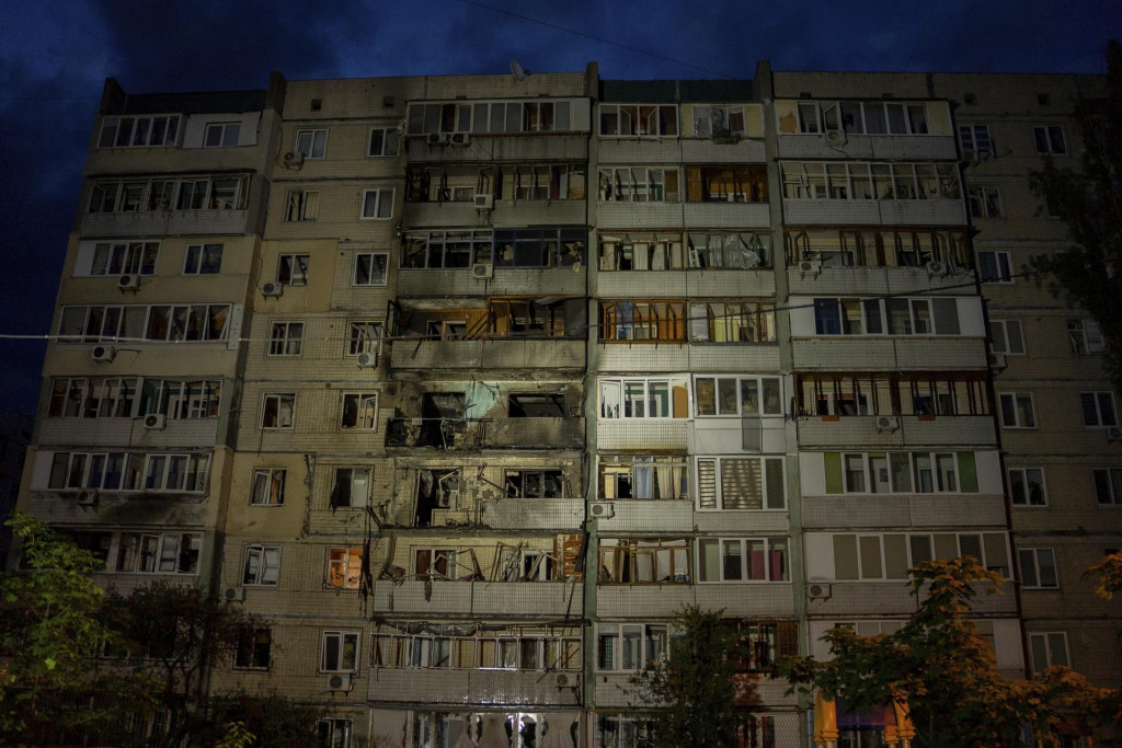 Zničená obytná budova po ruskom útoku v Kyjeve 24. mája 2025. FOTO: TASR/AP