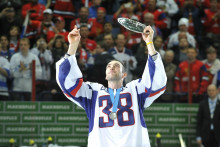 Zdeno Chára dvíha cenu za druhé miesto na svetovom šampionáte v ľadovom hokeji, ktorý sa konal v roku 2012 vo Fínsku. FOTO: TASR