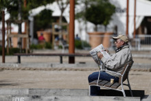 Muž číta francúzske regionálne noviny Nice-Matin sediac na lavičke na Croisette. FOTO: REUTERS