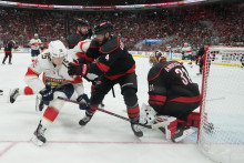 Obranca tímu Carolina Hurricanes Shayne Gostibehere (4) bráni proti útočníkovi tímu Florida Panthers Antonovi Lundellovi (15) v Lenovo Center. FOTO: James Guillory