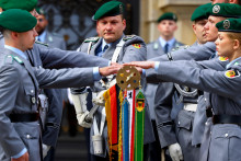 Noví členovia Bundeswehru skladajú prísahu. FOTO: Reuters​