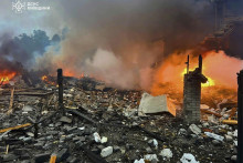 Zničené súkromné domy po dronovom útoku ruskej armády v Kyjevskej oblasti v nedeľu 25. mája 2025. FOTO TASR/AP