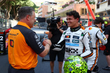 Lando Norris oslavuje so šéfom McLarenu Zakom Brownom. FOTO: Reuters