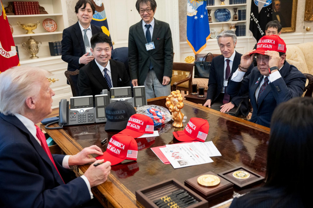 Americký prezident Donald Trump a japonský minister Rjosei Akazawa. FOTO: Molly Riley/Handout via REUTERS