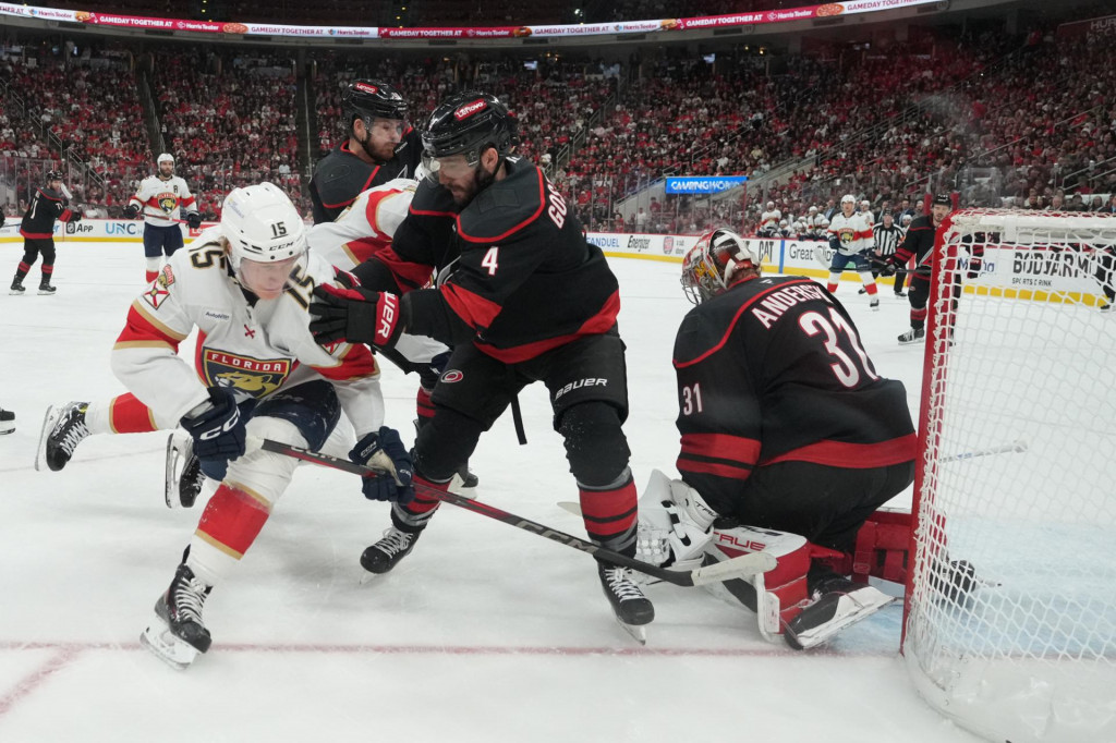 Obranca tímu Carolina Hurricanes Shayne Gostibehere (4) bráni proti útočníkovi tímu Florida Panthers Antonovi Lundellovi (15) v Lenovo Center. FOTO: James Guillory
