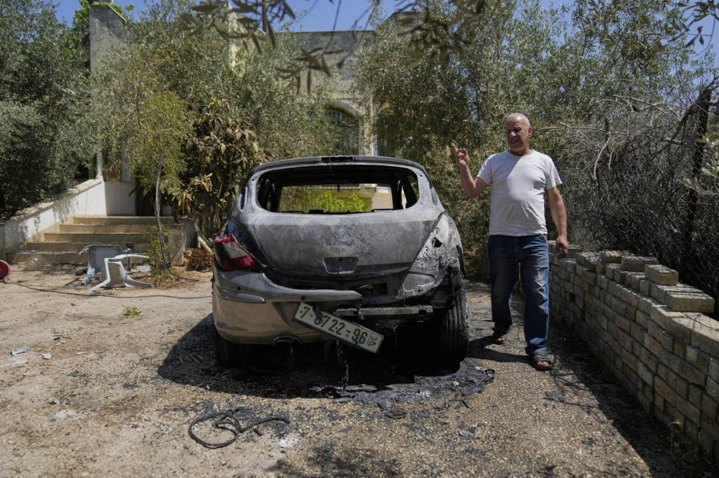 Palestínsky hospodár Akram Sabra skúma svoje obhorené auto po nočnom útoku izraelských osadníkov v židovskej osade Bruchin, na Západnom brehu Jordánu 23. mája 2025. FOTO TASR/AP

