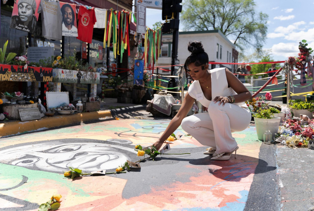Danielle Miller si uctila výročie vraždy Georgea Floyda. FOTO: REUTERS