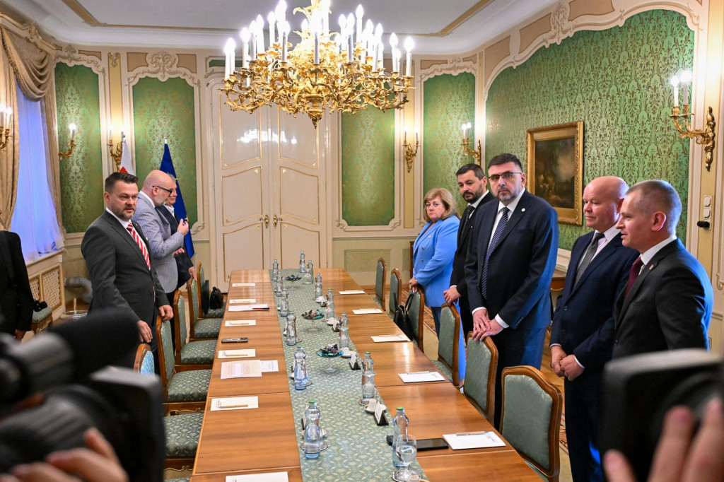 Predseda vlády SR Robert Fico (Smer-SD) prijal predstaviteľov Združenia miest a obcí Slovenska (ZMOS) v nedeľu 25. mája 2025 v Bratislave. FOTO TASR