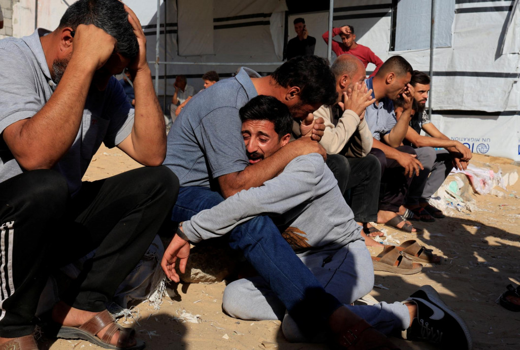 Smútiaci počas pohrebu Palestínčanov zabitých pri izraelských útokoch v nemocnici Nasser v Chán Júnis v južnom pásme Gazy 25. mája 2025. FOTO: REUTERS