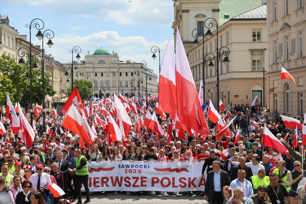 Podporovatelia sa zúčastňujú pochodu, ktorý pred druhým kolom prezidentských volieb vo Varšave v Poľsku 25. mája 2025 zorganizoval Karol Nawrocki, prezidentský kandidát podporovaný hlavnou opozičnou stranou Právo a spravodlivosť (PiS). FOTO: REUTERS