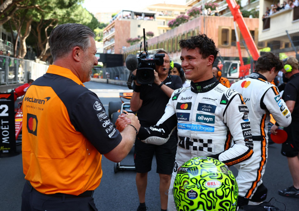 Lando Norris oslavuje so šéfom McLarenu Zakom Brownom. FOTO: Reuters