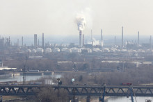 V pozadí závod Slovnaftu v Bratislave. FOTO: HN/Peter Mayer
