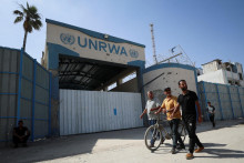 Palestínčania prechádzajú okolo centra UNRWA v meste Gaza. FOTO: Reuters
