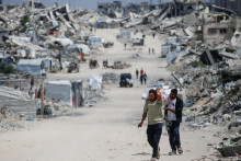 Palestínčania si berú veci a utekajú zo svojich domovov po tom, čo izraelská armáda vydala rozkaz na evakuáciu zo severného pásma Gazy, 22. mája 2025. FOTO: REUTERS