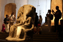 Turisti si prezerajú exponáty v novom Veľkom egyptskom múzeu (GEM) v Gíze na predmestí Káhiry. Slávnostné otvorenie sa pripravuje na 3. júla, zatiaľ je sprístupnená len časť expozícií. FOTO: Reuters