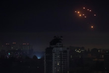 Na nočnej oblohe je vidieť výbuchy, keď ukrajinskí vojaci strieľajú na drony počas ruského útoku na Kyjev. FOTO: Reuters