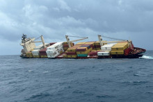 Kontajnerová loď MSC ELSA 3 plaviaca sa pod libérijskou vlajkou sa potopila pri pobreží indického štátu Kérala. FOTO: Reuters