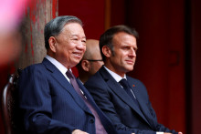 Francúzsky prezident Emmanuel Macron sa 26. mája 2025 zúčastnil obeda s generálnym tajomníkom Komunistickej strany Vietnamu To Lamom vo Van Mieu v Hanoji vo Vietname. FOTO: REUTERS