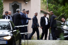 Členovia iránskej delegácie opúšťajú ománske veľvyslanectvo, kde sa konalo piate kolo rozhovorov medzi USA a Iránom. FOTO: Reuters