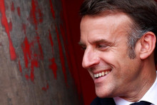 Francúzsky prezident Emmanuel Macron na návšteve v Hanoji. FOTO: Reuters