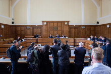 Súdny senát Vrchného súdu v Prahe, ktorý sa zaoberá kauzou Čapí hnízdo. Figuruje v nej český expremiér a predseda hnutia ANO Andrej Babiš (druhý sprava) a bývalá manažérka holdingu Agrofert a súčasná europoslankyňa Jana Nagyová (šiesta sprava). FOTO: TASR/Barbora Vizváryová