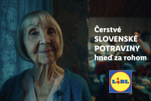 Nezbedná babička nakupuje v Lidli a tvári sa pritom, že si všetko sama vypestovala a napiekla.