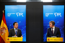 Španielsky minister zahraničných vecí José Manuel Albares (vľavo) a nemecký minister zahraničných vecí Johann Wadephul usporiadali spoločnú tlačovú konferenciu v Madride. FOTO: Reuters