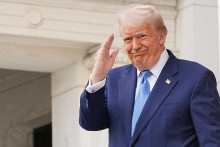 Európskej mene pomohlo, že americký prezident Donald Trump ustúpil od hrozby uvalenia ciel 50 percent na dovoz z Európskej únie od 1. júna. FOTO: Reuters