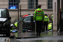 Záchranné zložky na mieste nehody po tom, ako počas Víťazného sprievodu zrazilo auto viacero ľudí. FOTO: Reuters