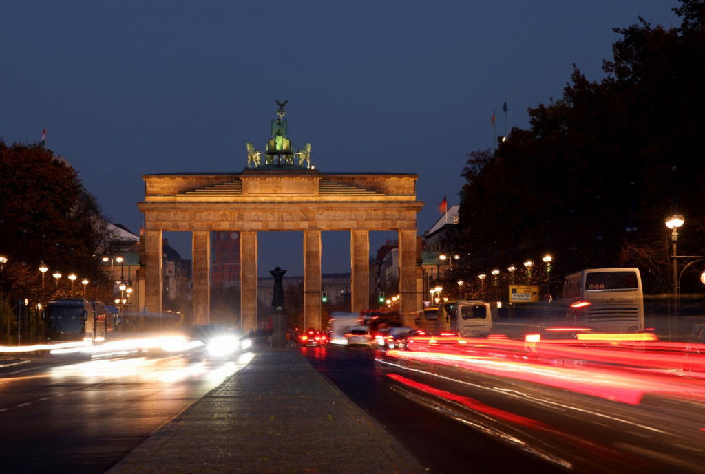 Doprava pri Brandenburgskej bráne v Berlíne. FOTO: REUTERS