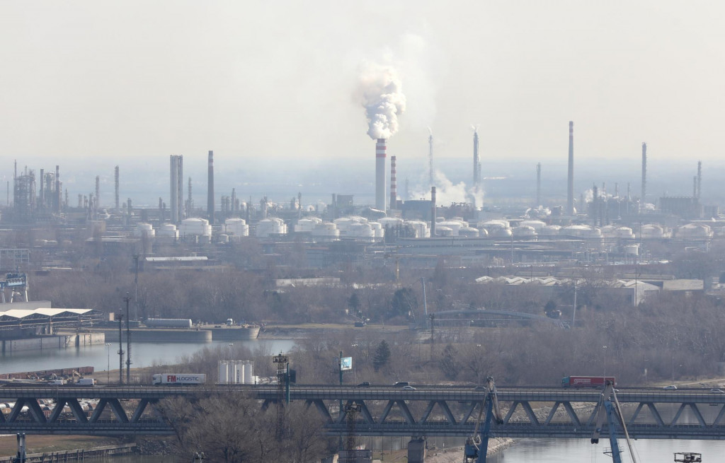 V pozadí závod Slovnaftu v Bratislave. FOTO: HN/Peter Mayer