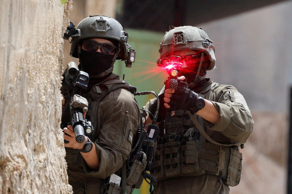Izraelskí vojaci držia zbrane počas izraelského náletu v Tammoune neďaleko Tubasu na Izraelom okupovanom Západnom brehu Jordánu 15. mája 2025. FOTO: REUTERS