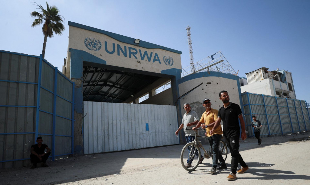 Palestínčania prechádzajú okolo centra UNRWA v meste Gaza. FOTO: Reuters