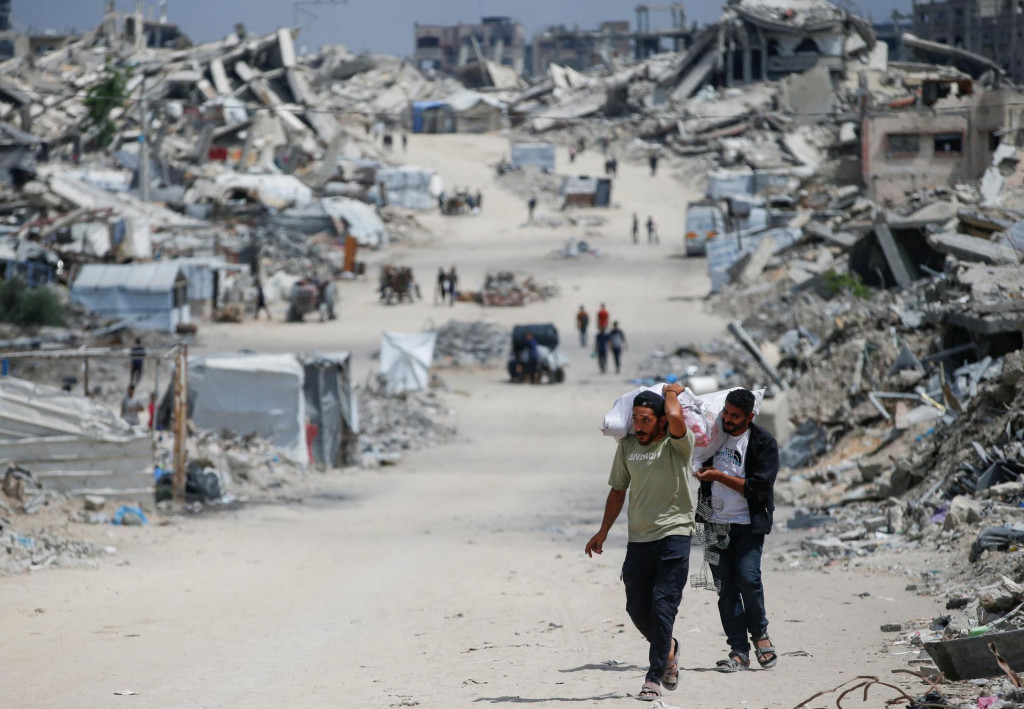 Palestínčania si berú veci a utekajú zo svojich domovov po tom, čo izraelská armáda vydala rozkaz na evakuáciu zo severného pásma Gazy, 22. mája 2025. FOTO: REUTERS