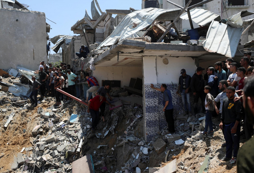 Palestínčania hľadajú obete na mieste izraelského útoku na dom v Džabalíi v severnom pásme Gazy. FOTO: Reuters