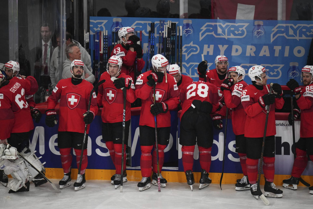 Smutní švajčiarski hráči po prehre vo finále proti USA. FOTO: TASR/AP