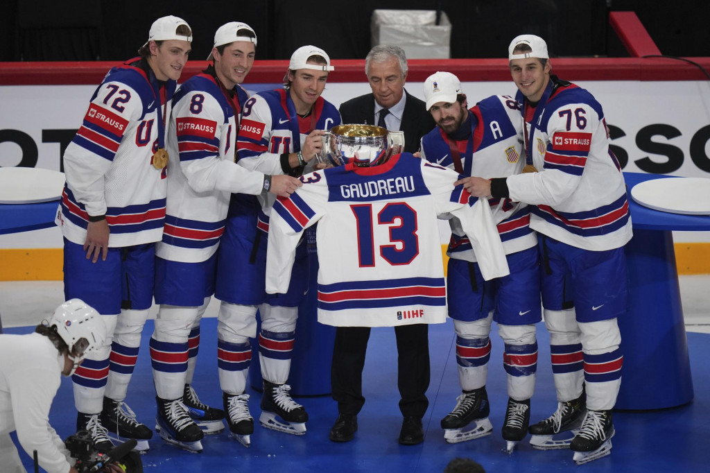 Americkí hráči držia trofej a dres zosnulého spoluhráča Johnnyho Gaudreaua po tom, ako získali titulu po ich víťazstve nad Švajčiarskom 1:0 po predĺžení. FOTO: TASR/AP