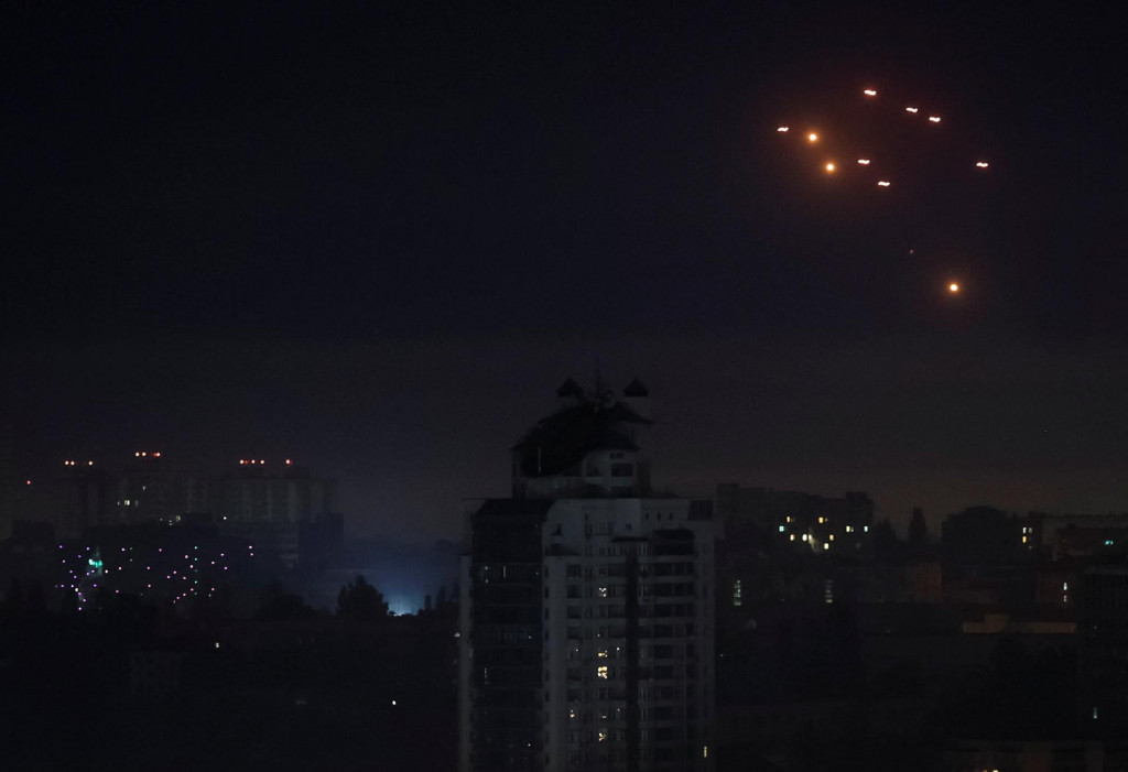 Na nočnej oblohe je vidieť výbuchy, keď ukrajinskí vojaci strieľajú na drony počas ruského útoku na Kyjev. FOTO: Reuters