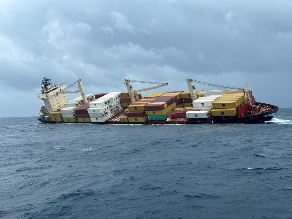 Kontajnerová loď MSC ELSA 3 plaviaca sa pod libérijskou vlajkou sa potopila pri pobreží indického štátu Kérala. FOTO: Reuters