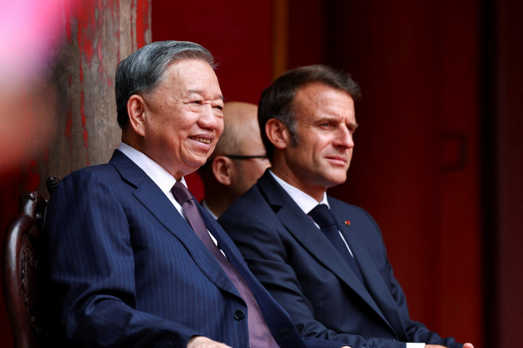 Francúzsky prezident Emmanuel Macron sa 26. mája 2025 zúčastnil obeda s generálnym tajomníkom Komunistickej strany Vietnamu To Lamom vo Van Mieu v Hanoji vo Vietname. FOTO: REUTERS