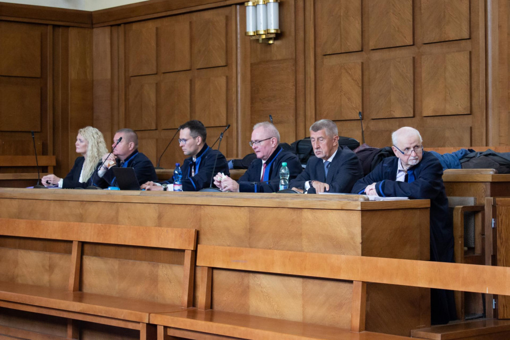 Na snímke (zľava) bývalá manažérka holdingu Agrofert a súčasná česká europoslankyňa za hnutie ANO Jana Nagyová, jej advokát Josef Bartončík, advokáti Richard Schmidt a Michael Bartončík, český expremiér a predseda hnutia ANO Andrej Babiš a jeho tretí advokát Eduard Bruna. FOTO: TASR/Barbora Vizváryová