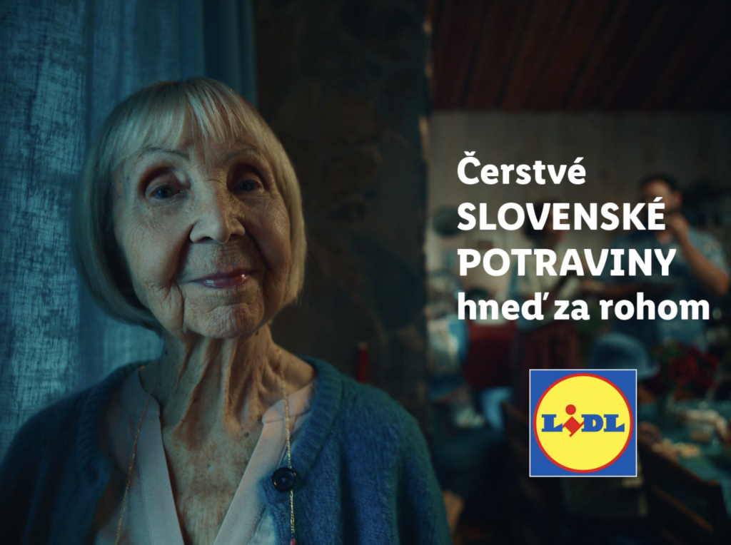 Nezbedná babička nakupuje v Lidli a tvári sa pritom, že si všetko sama vypestovala a napiekla.